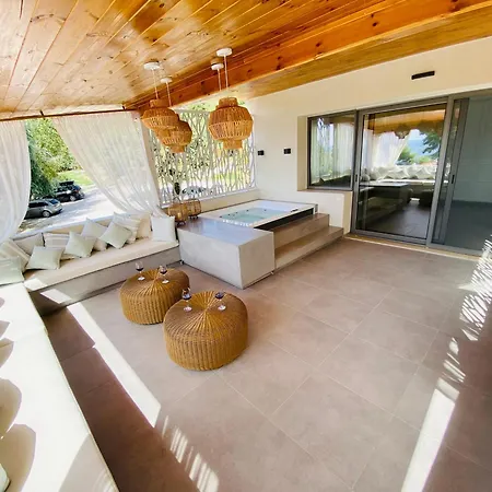 Deluxe Two-bedroom With Sea View & Jacuzzi Nea Skioni