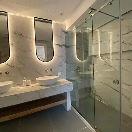Deluxe Two-bedroom With Sea View & Jacuzzi *