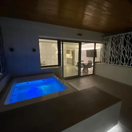Apartmán Deluxe Two-bedroom With Sea View & Jacuzzi Nea Skioni