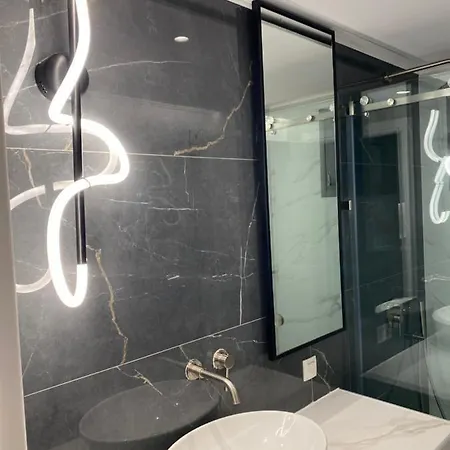Deluxe Two-bedroom With Sea View & Jacuzzi *