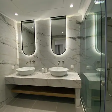 Deluxe Two-bedroom With Sea View & Jacuzzi *
