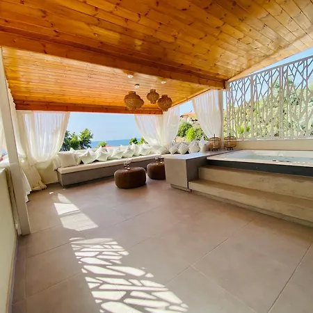 Deluxe Two-bedroom With Sea View & Jacuzzi Apartmán Nea Skioni